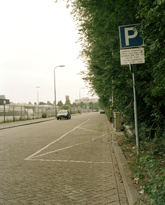 801294 Gezicht op de parallelweg van de Europalaan te Utrecht met rechts de parkeerplaats voor de bus van Huiskamer ...